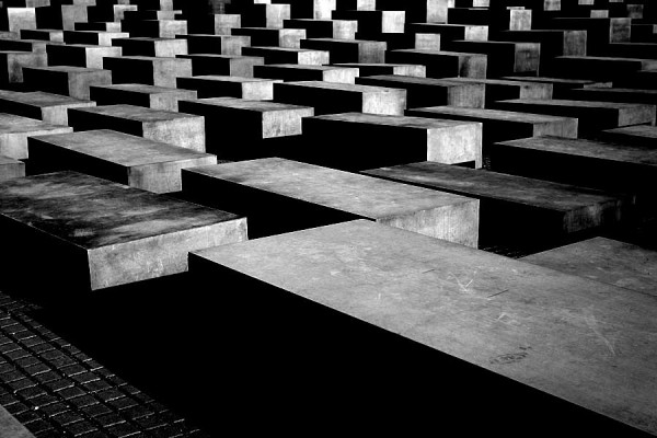 Holocaust Denkmal Berlin | Canon 10D, EF 17-40 4.0, f 4.0, 1/250s, ISO 100 | click to enlarge